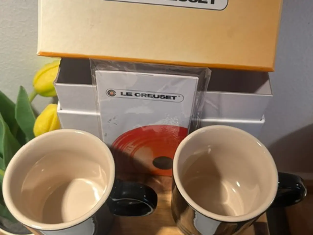 Billede 2 - 2 Le Creuset sorte krus–som nye i original æske