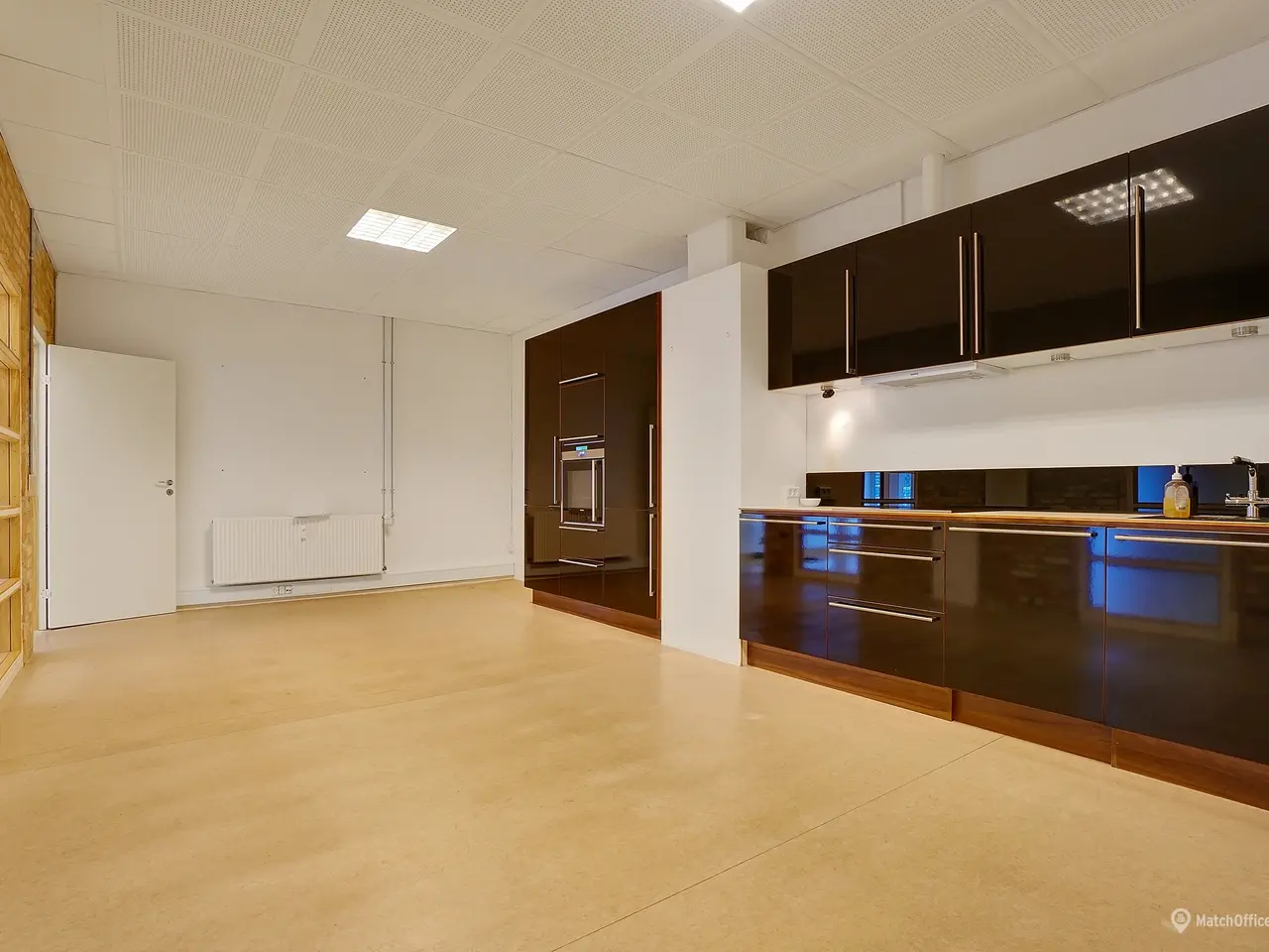 Billede 4 - Højtloftet og spændende kontor/showroom
