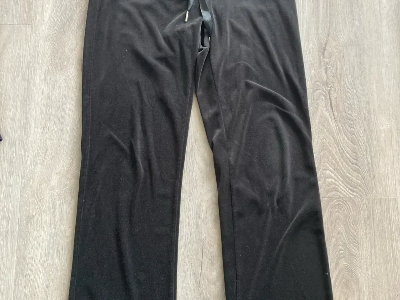 Billede 1 - Sorte velourbukser str. XS fra Gina Tricot