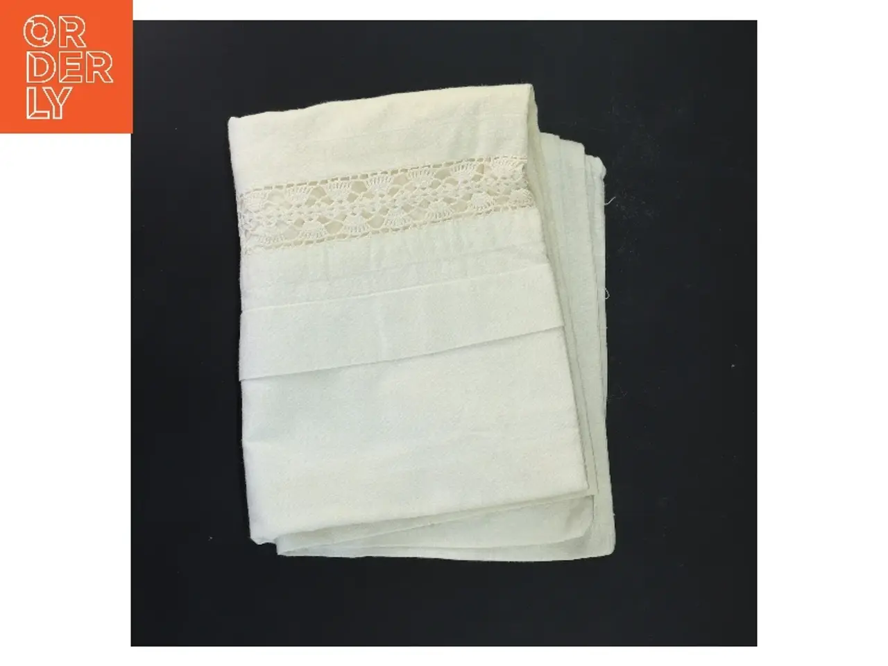 Billede 2 - Hvid dug med broderi (str. 88x70 cm)