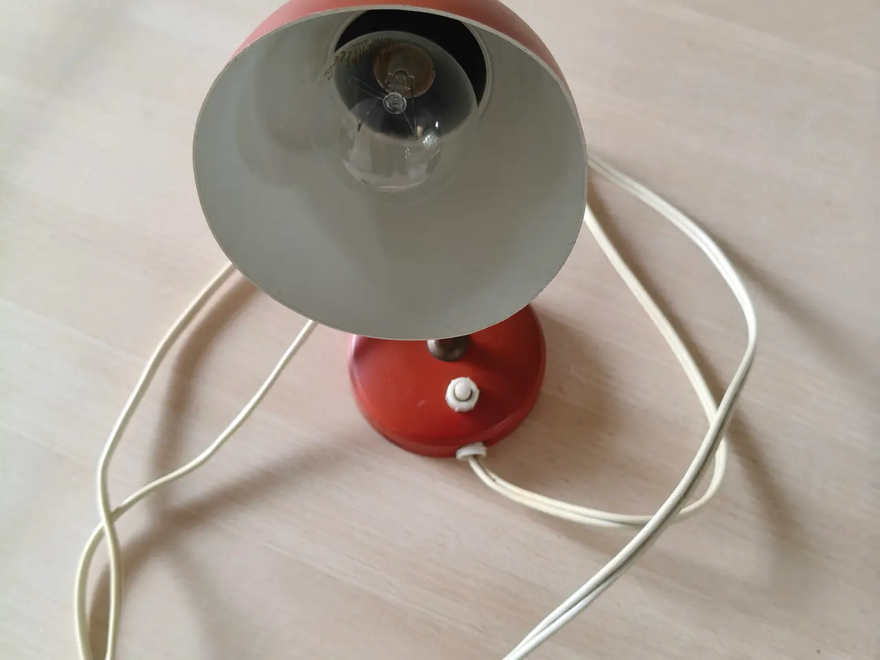 Billede 2 - Antik tomatrød sengelampe med messing fod