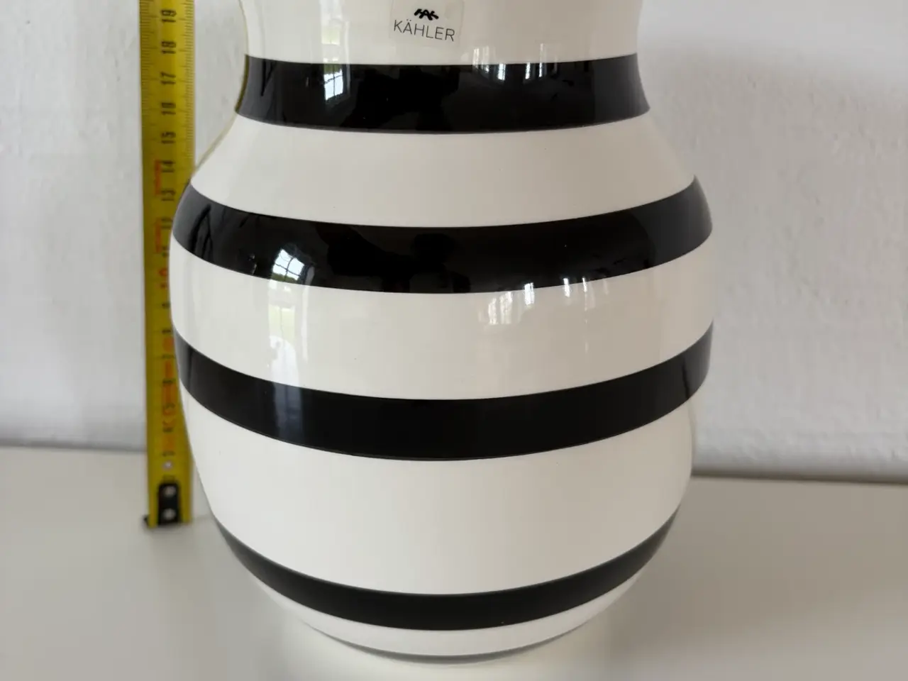 Billede 1 - Kähler Omaggio vase – Mellem (20 cm) – Sort/Hvid