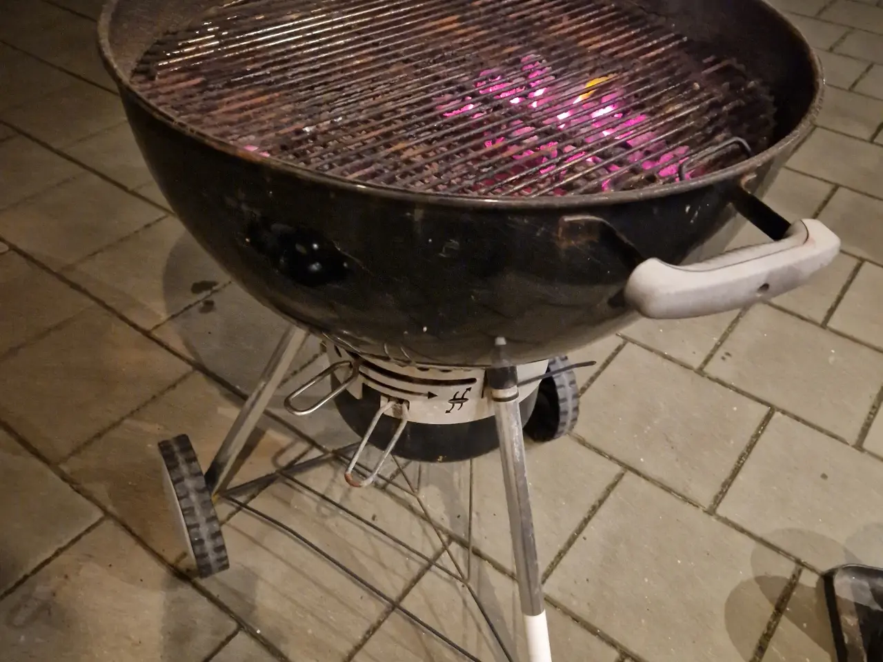 Billede 4 - Weber kulgrill brugt men ok