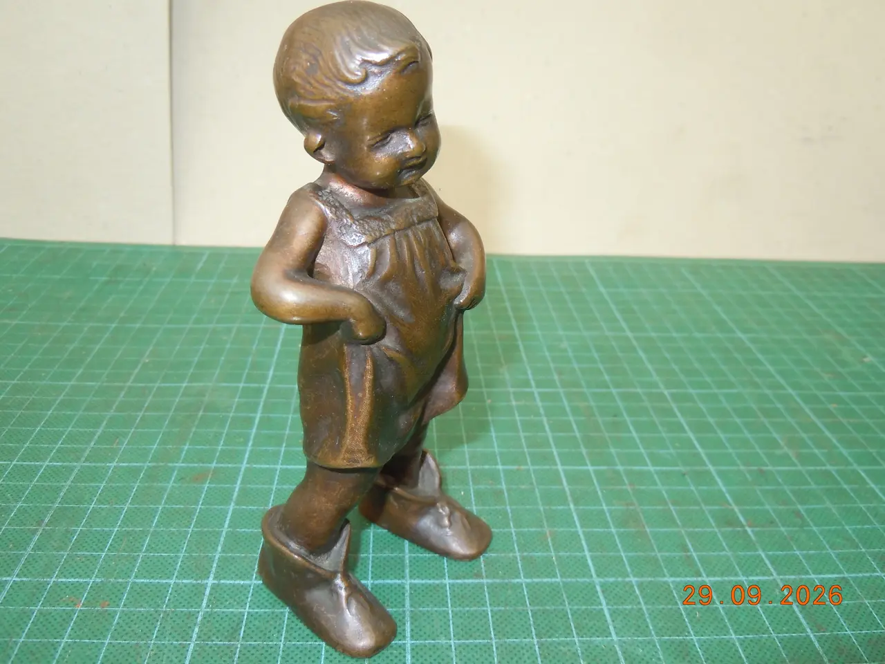 Billede 6 - Bronzefigur, signeret, af barn med store støvler