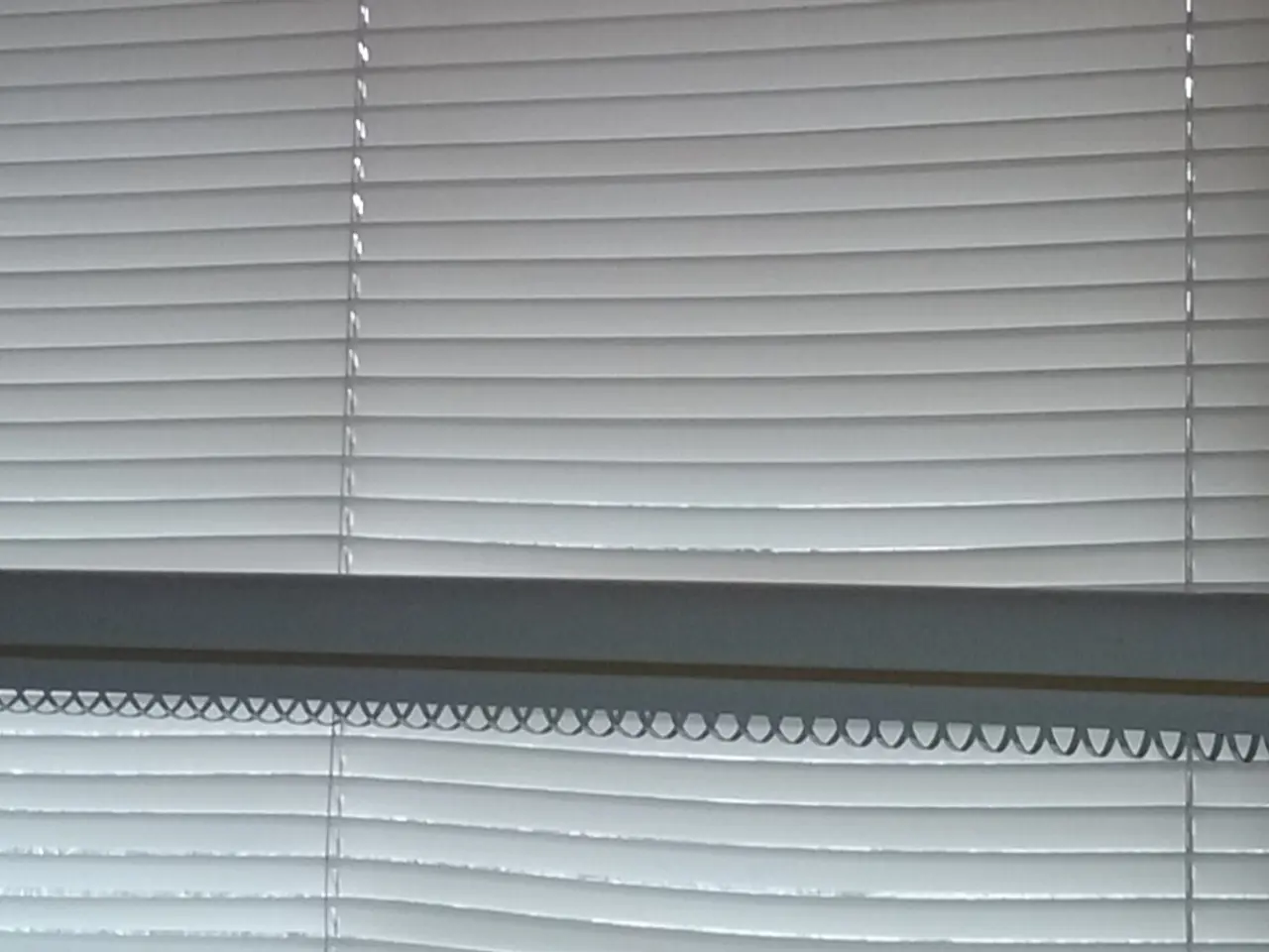 Billede 9 - Retro loftslampe hvid m/org gule bånd på siden