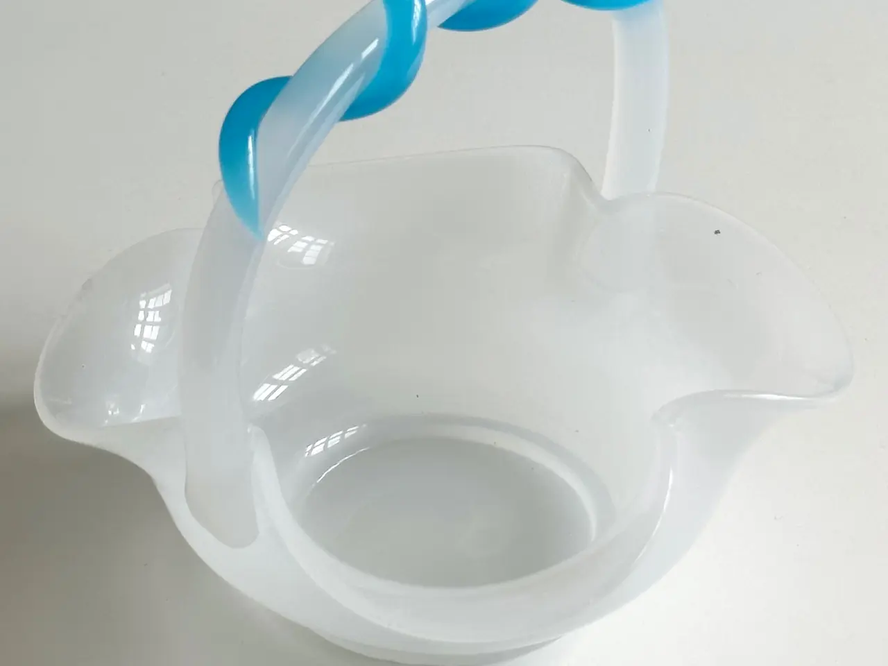 Billede 2 - Glasskål m hank, opalineglas