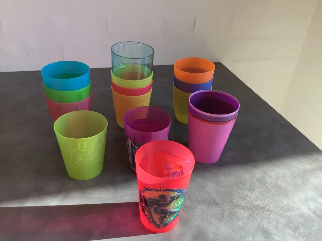 Billede 1 - Plastik kopper til børn samt 2 med hank + tallerke