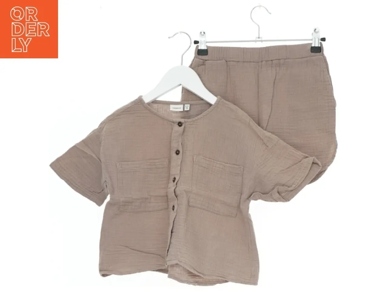 Billede 1 - Brun kortærmet sæt med shorts fra Name It (str. 134)