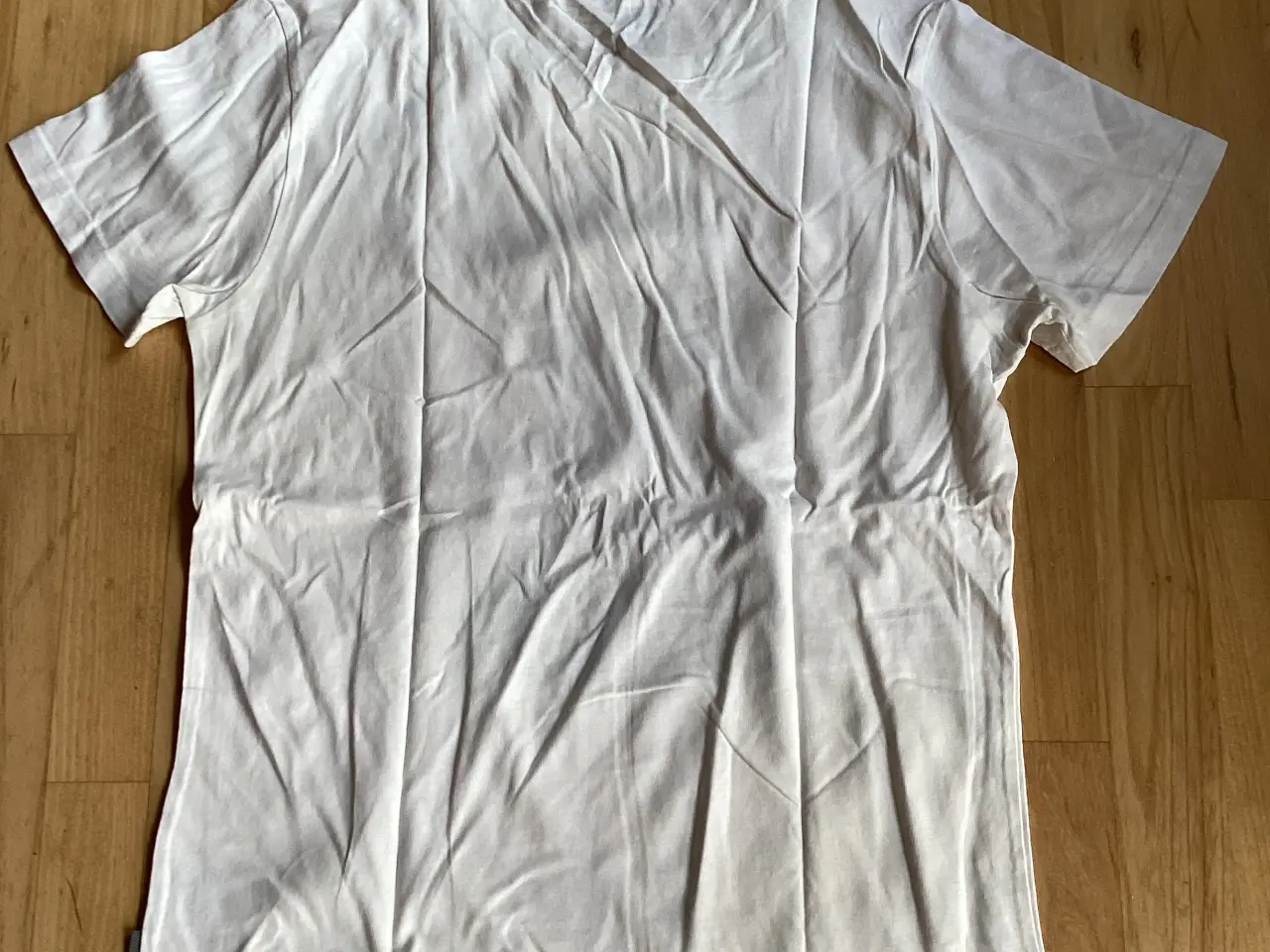 Billede 2 - Hvid t-shirt med print foran