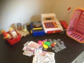 Kasseapparat m/varer og penge