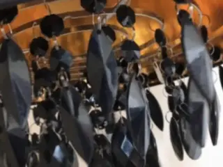 Fin lampe sort og guldfarvet indvendigt