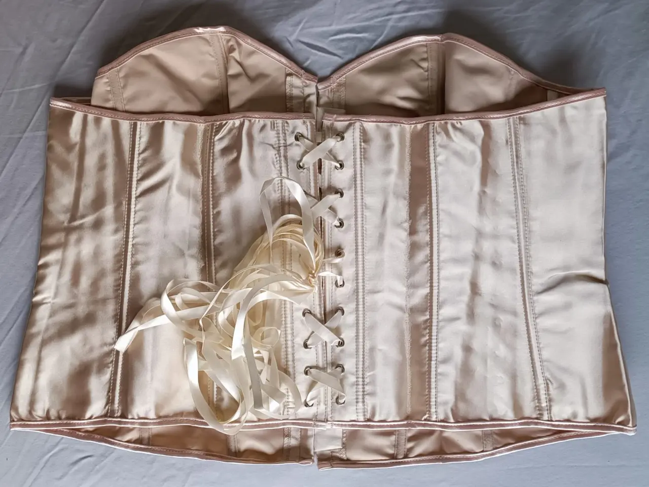 Billede 2 - Abrikos satin korset, str. 50-52