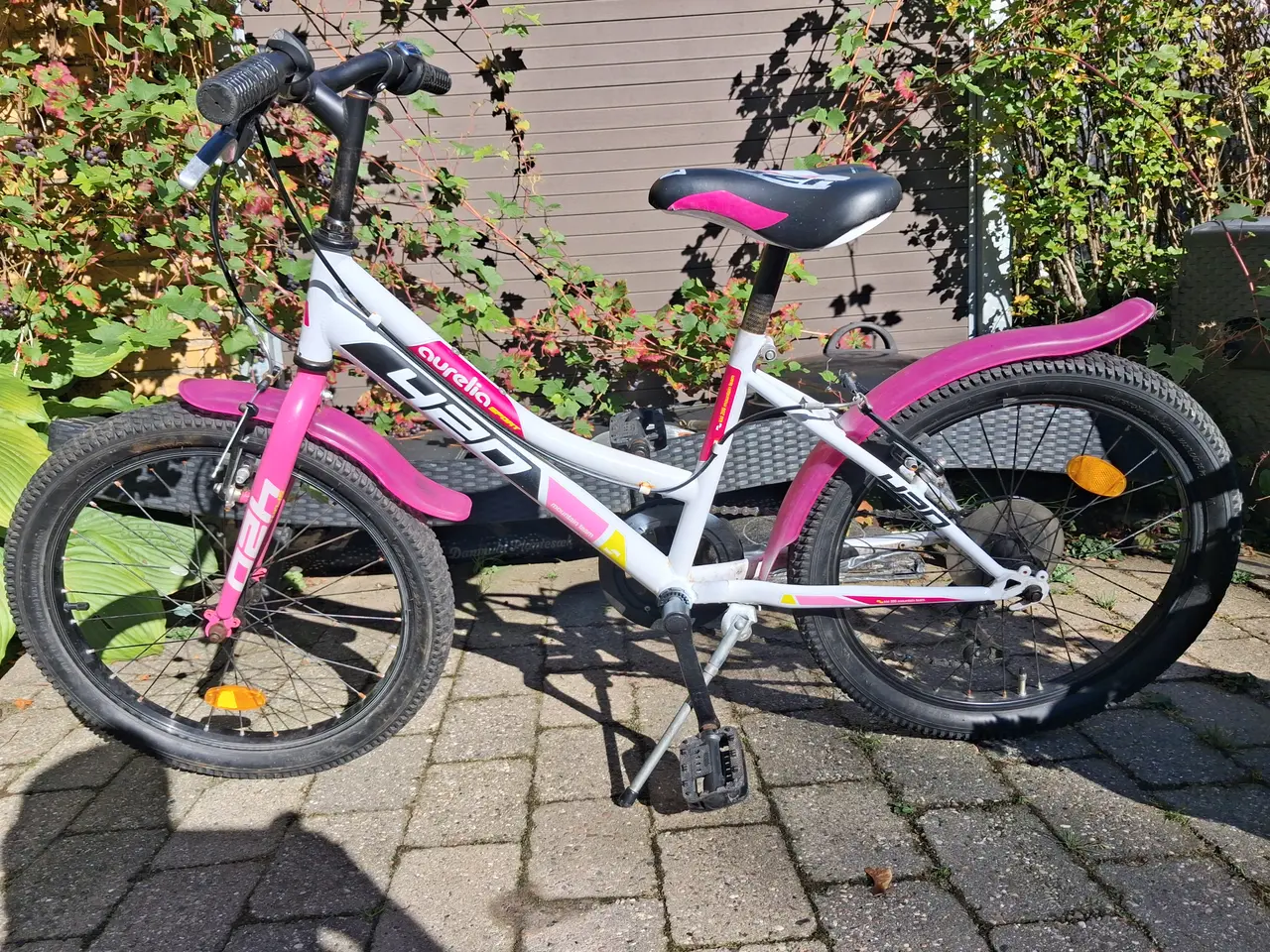 Billede 1 - Pigecykel pink/hvid 20 tommer til salg