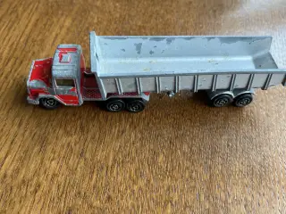 Majorette trækker med grå lad