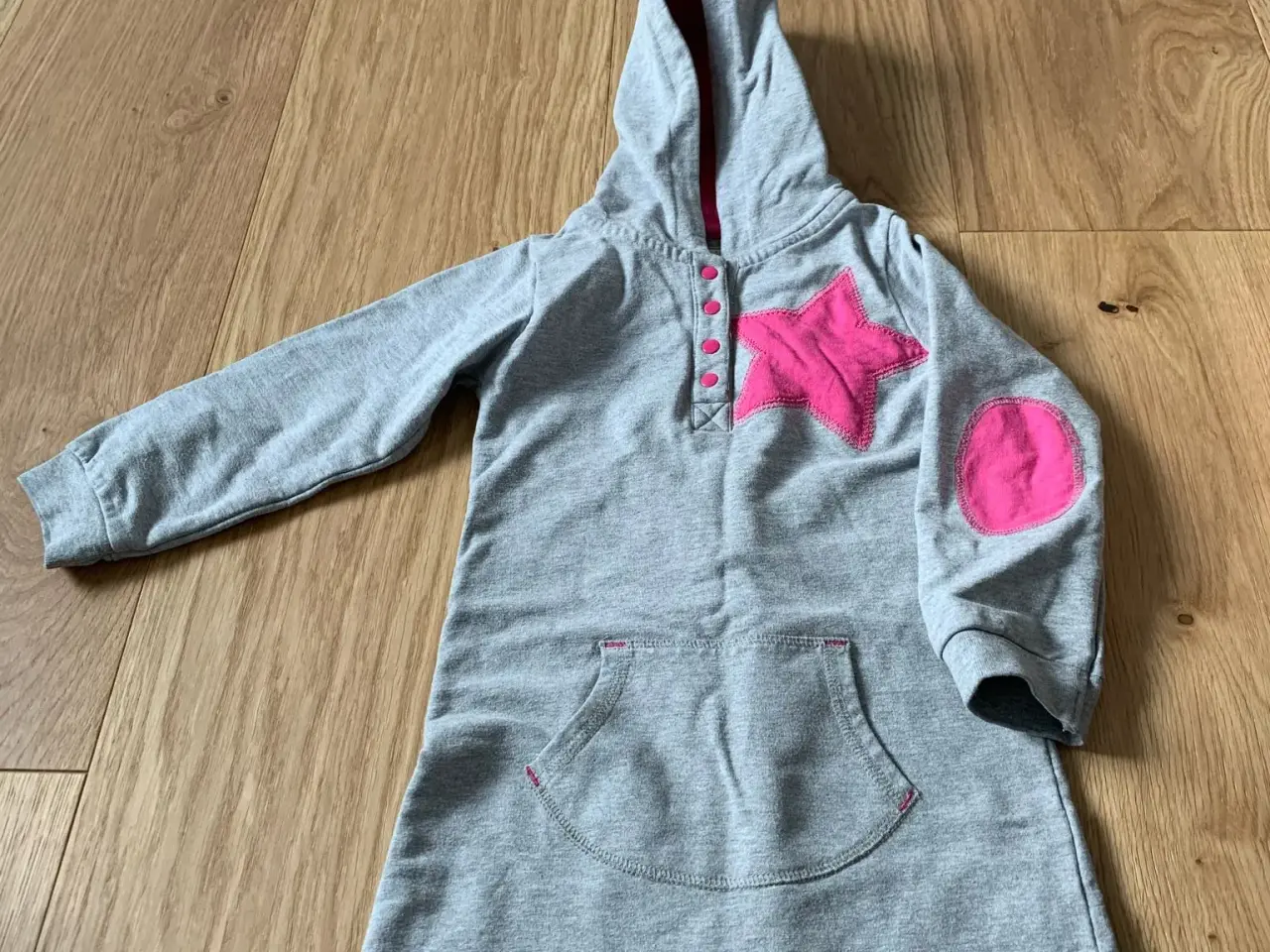 Billede 1 - Flot kjole med hætte str. 92