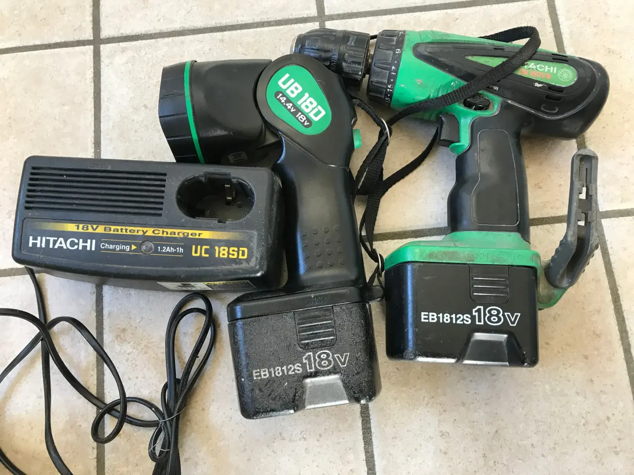 Billede 2 - Bore- og skruemaskine, lygte, 2 batteri, oplader. 