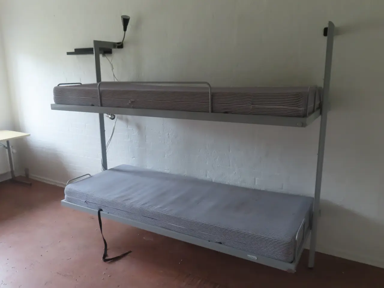 Billede 1 - Indhold på værelse af bord, køjeseng, skab mv.