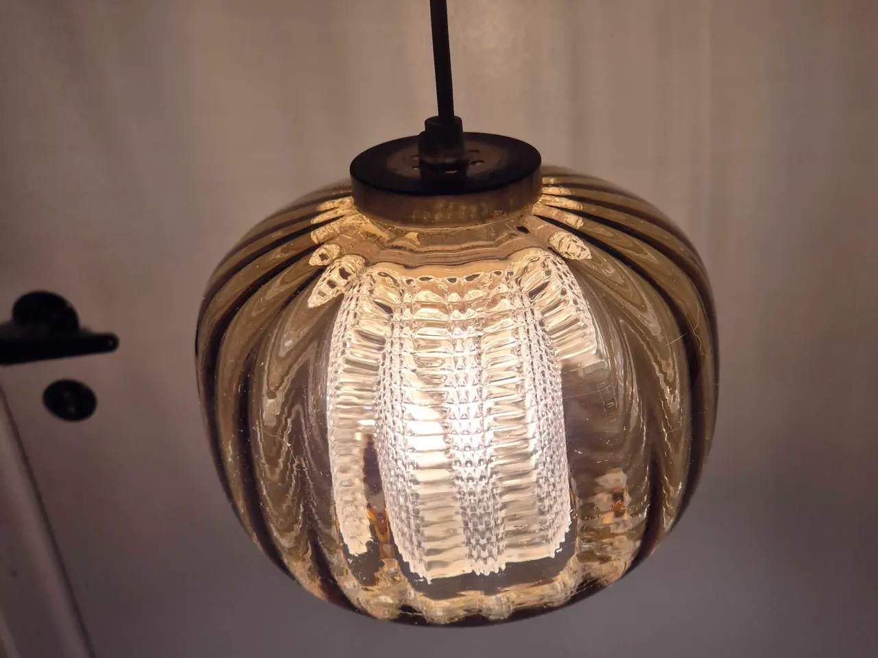 Billede 3 - Smuk svensk retrolampe i ravfarvet glas
