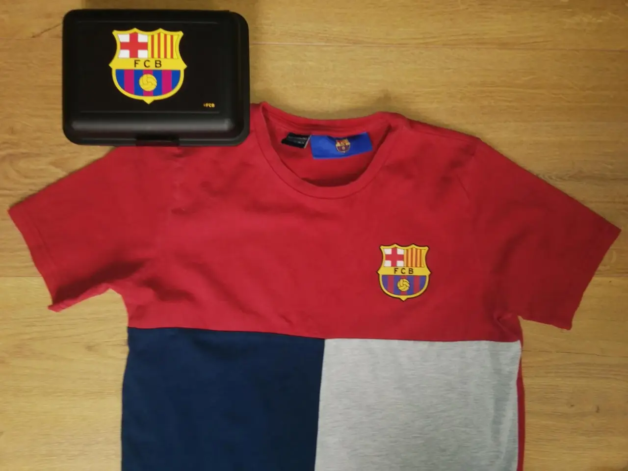 Billede 1 - FC BARCELONA TSHIRT 12-13 ÅR OG NY MADKASSE