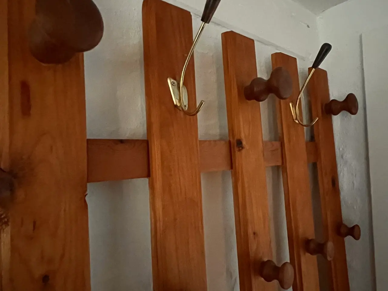 Billede 4 - Stor vintage knagerække / garderobe i massivt fyr 