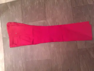 Knaldrøde jeans til dreng. 