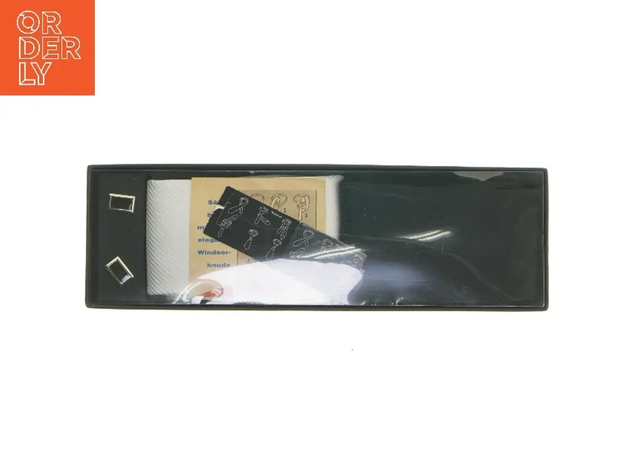 Billede 2 - Sæt med slips og manchetknapper (str. 152 cm)
