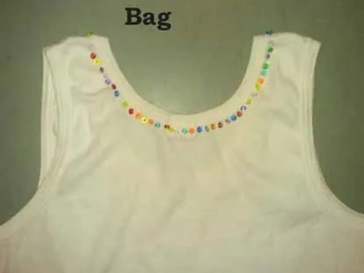 Billede 3 - Hvid top med perler # Unika #