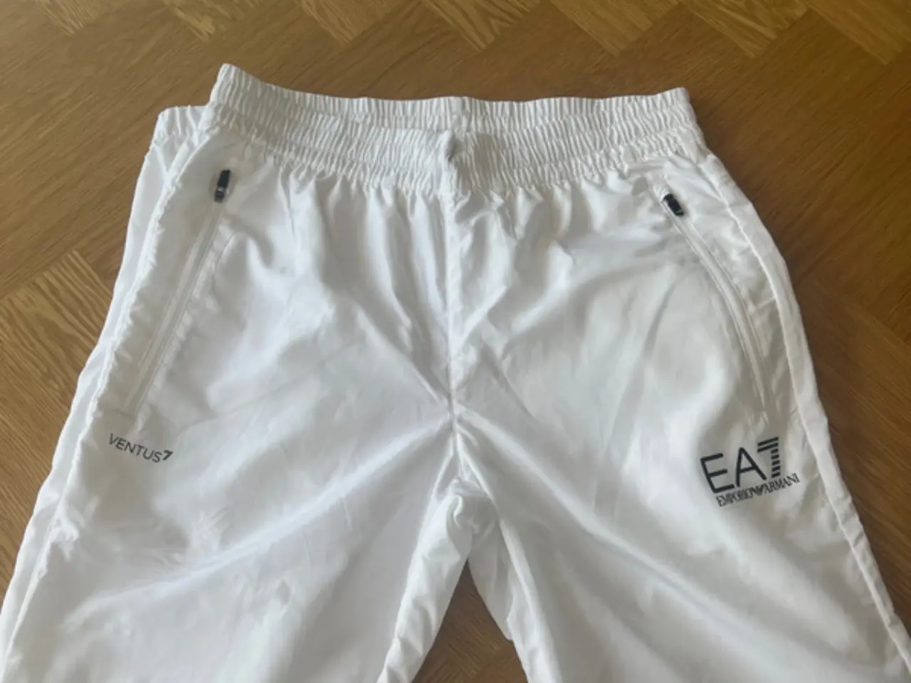 Billede 3 - Hvid EA7 tracksuit 