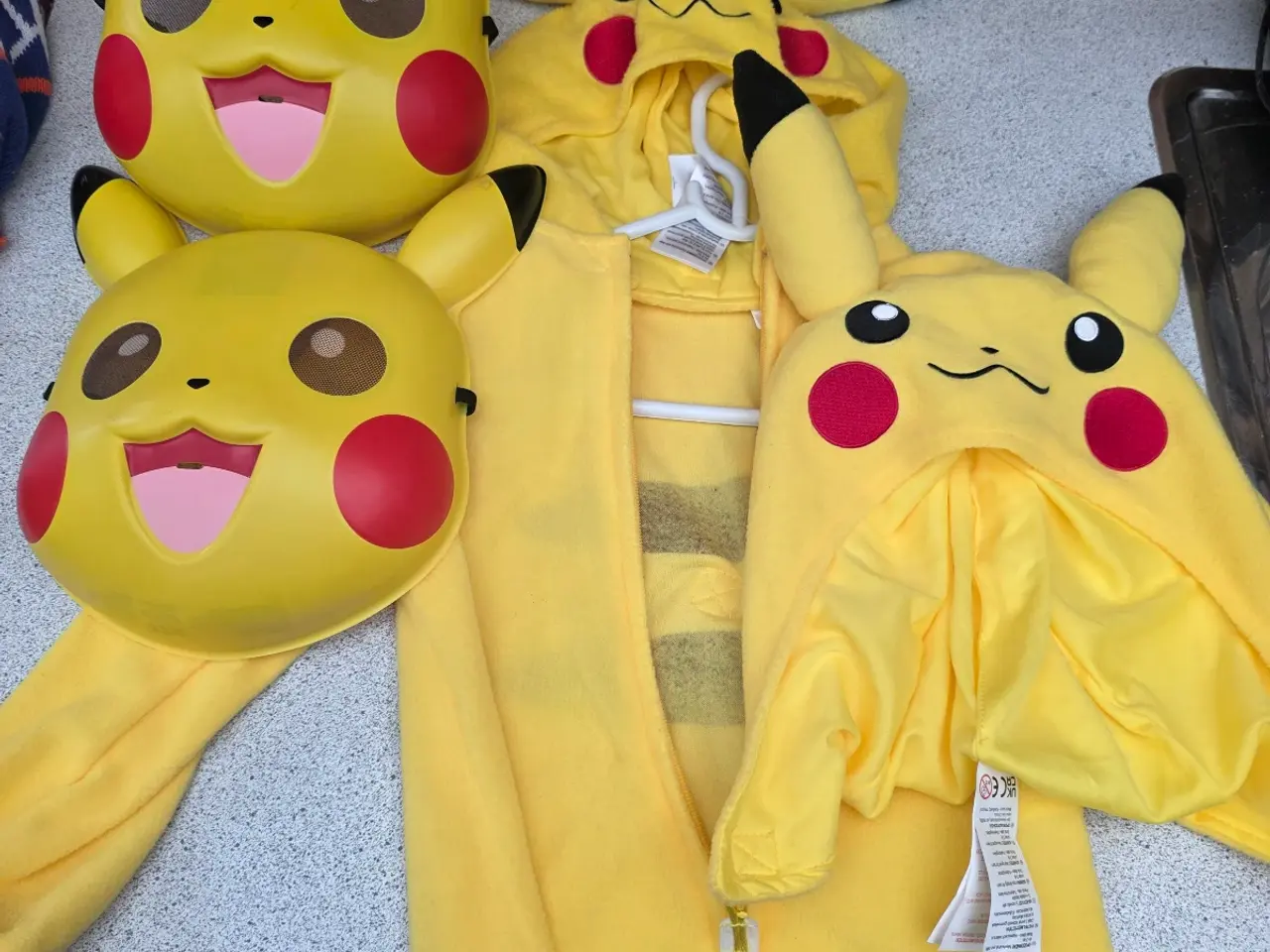 Billede 1 - Pikachu kostume med masker sælges