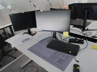 2 stk. Computerskærme ASUS, LENOVO, tastatur, mus, dockingstation