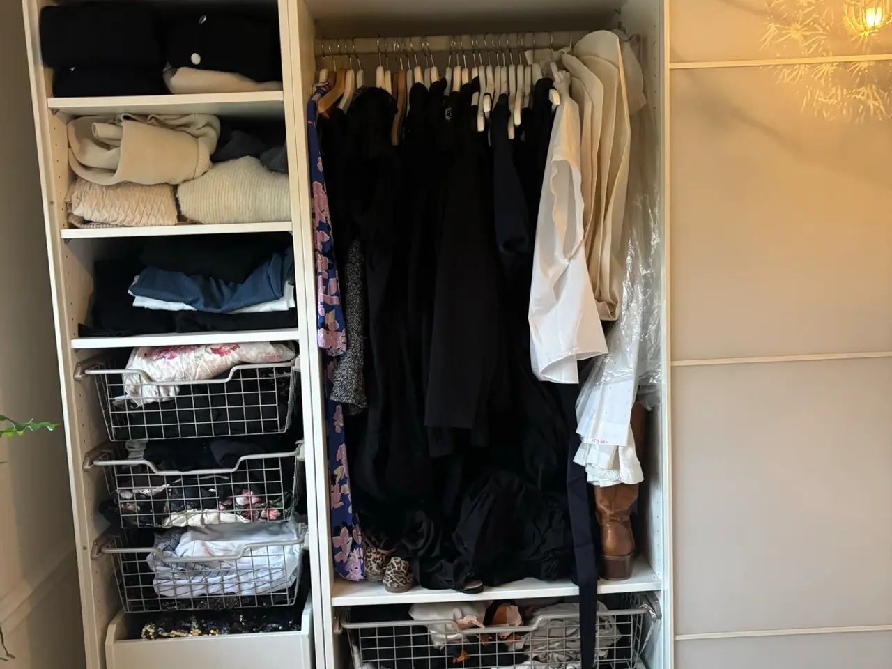 Billede 2 - Stort Ikea klædeskab med skydelåger