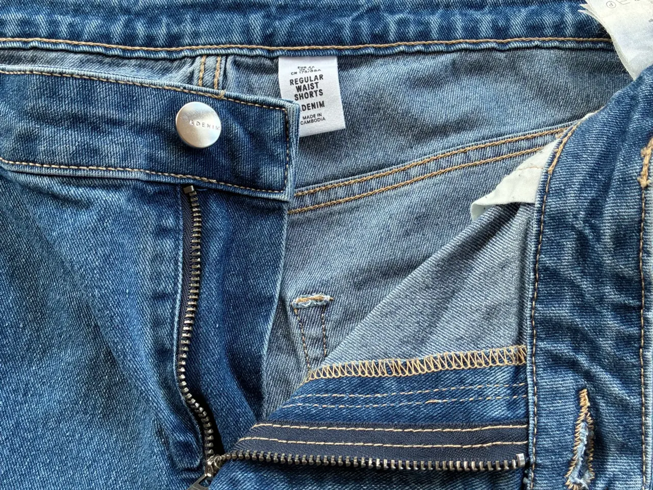 Billede 3 - H&M denim shorts str. 46