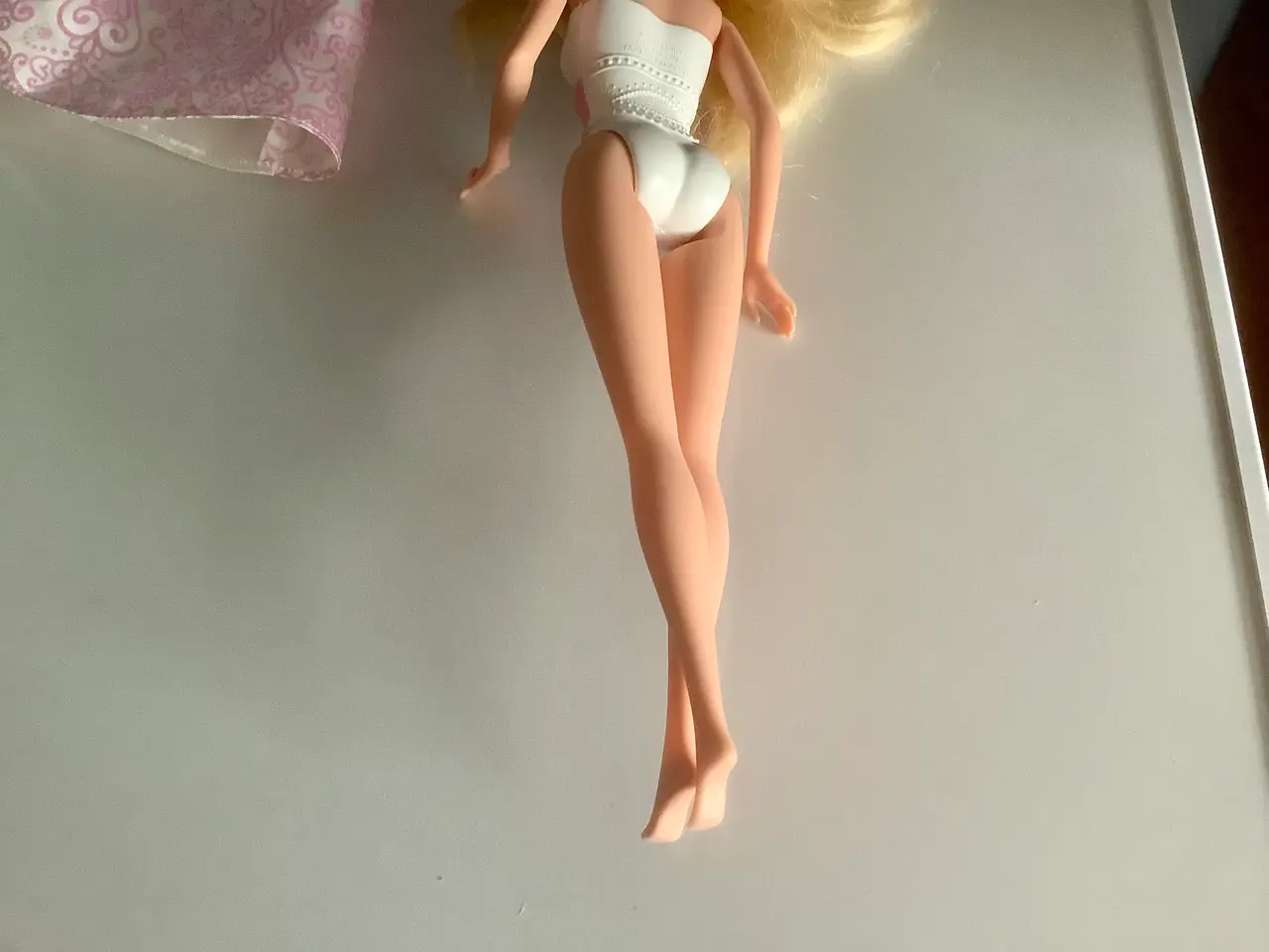 Billede 5 - Barbie dukke med lyst hår.