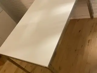 Spisebord- SKAL VÆK HURTIGST MULIGT!!