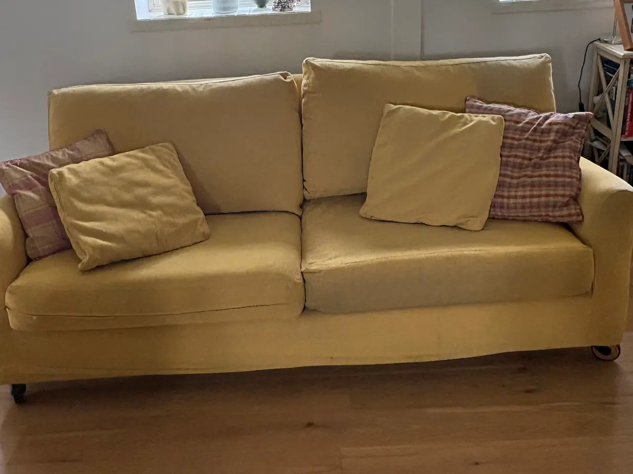 Billede 2 - Gul sofa med puder