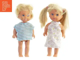 To små dukker med tøj fra Barbie (str. 12 cm)