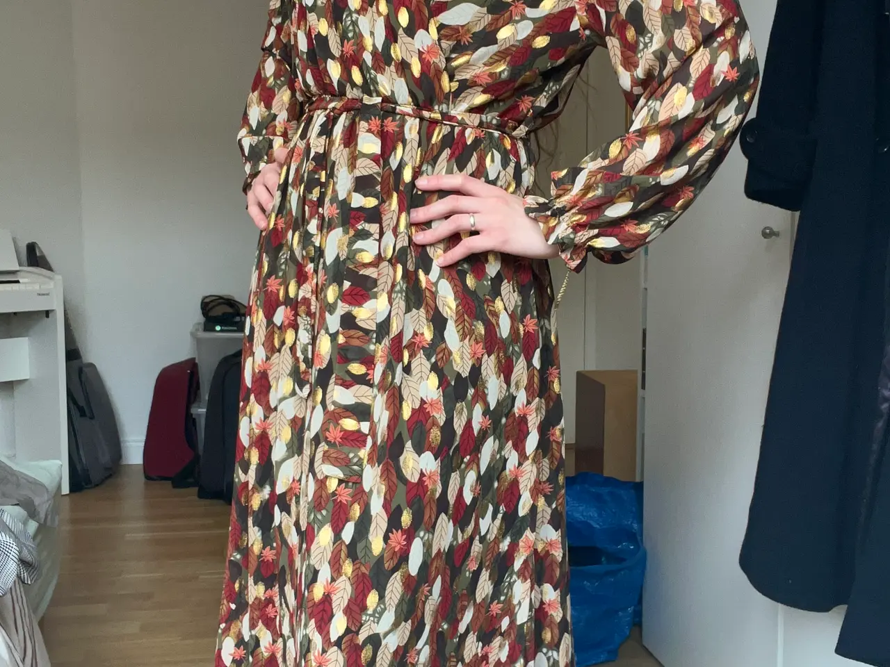 Billede 1 - Festkjole med efterårsmønster og guld (onesize)