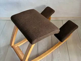 PETER OPSVIK. Skammel af formbøjet bøg og uldstof,