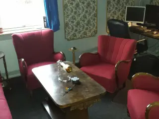 Sofagruppe med bord i rødt stof