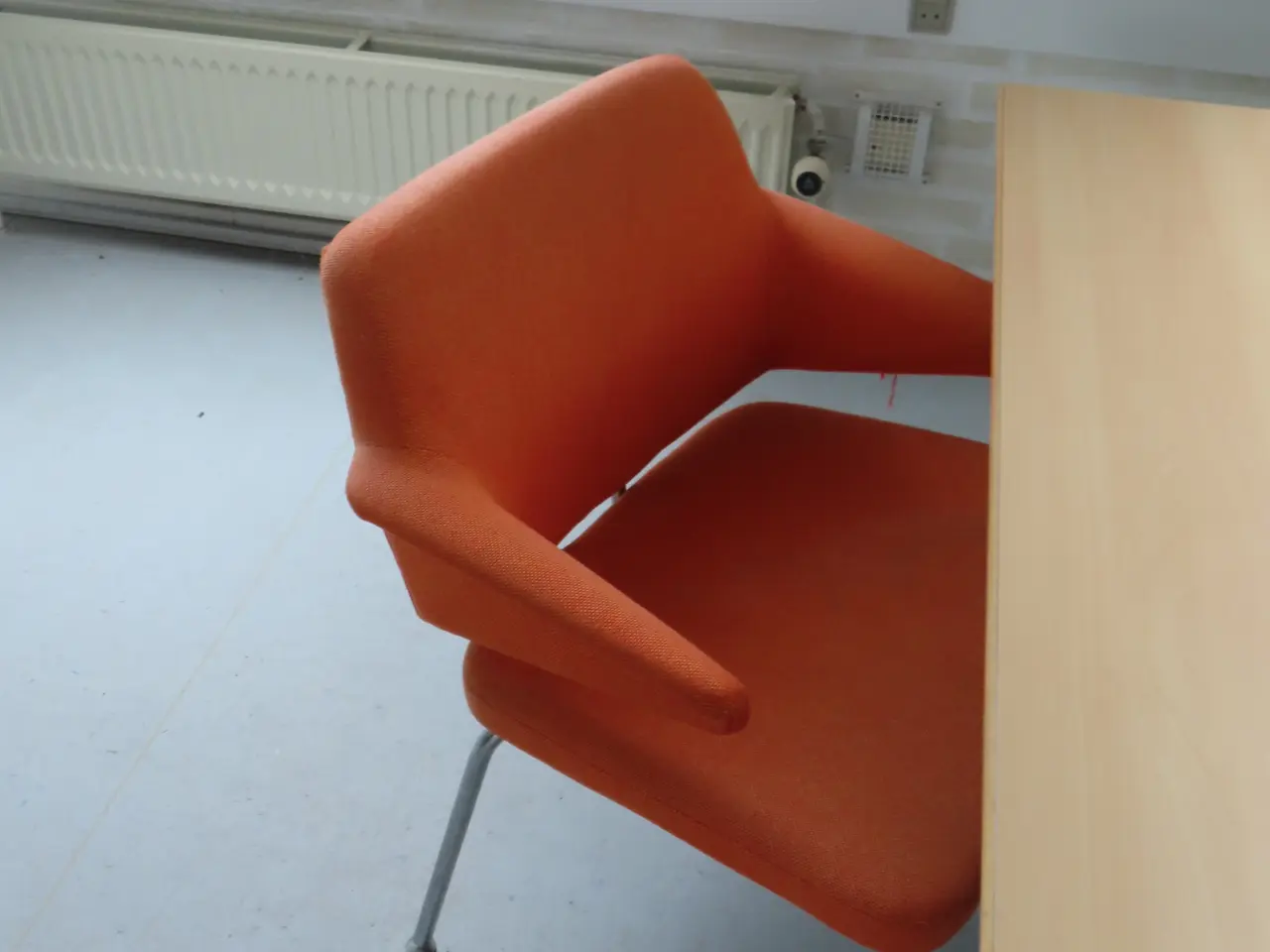 Billede 2 - Indhold i rum af diverse borde & stole