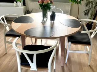 Spisebord i massivt egetræ hvidolieret ø130