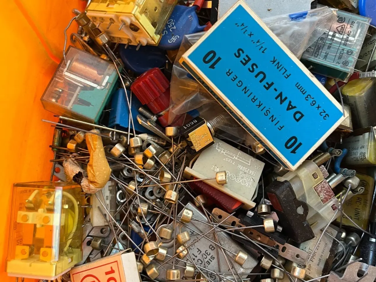 Billede 3 - Vintage Electronics Grab Box – RC Snubber Units,