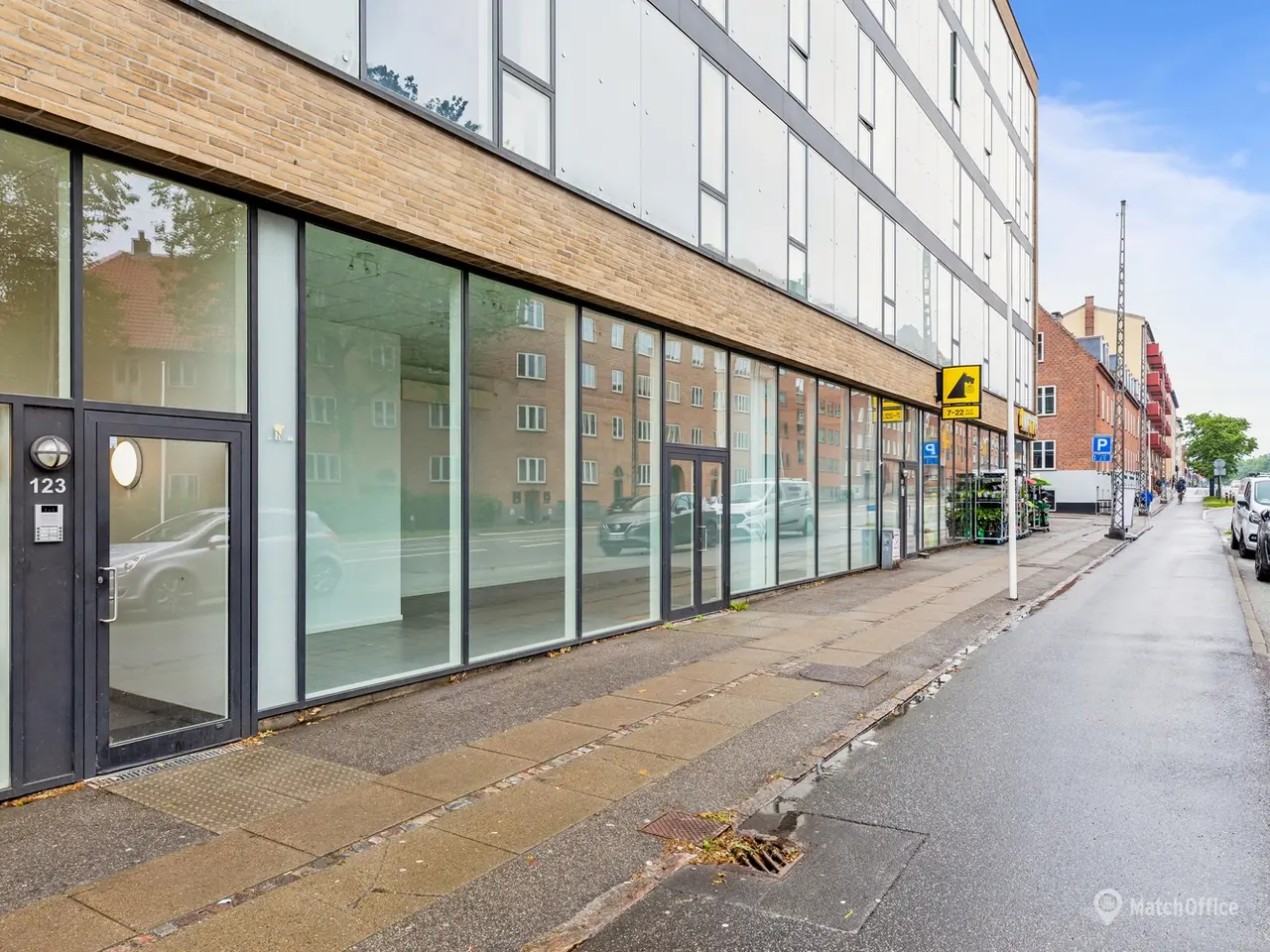 Billede 1 - 112 m² lyst butikslokale med stor eksponering og brede facadevinduer.