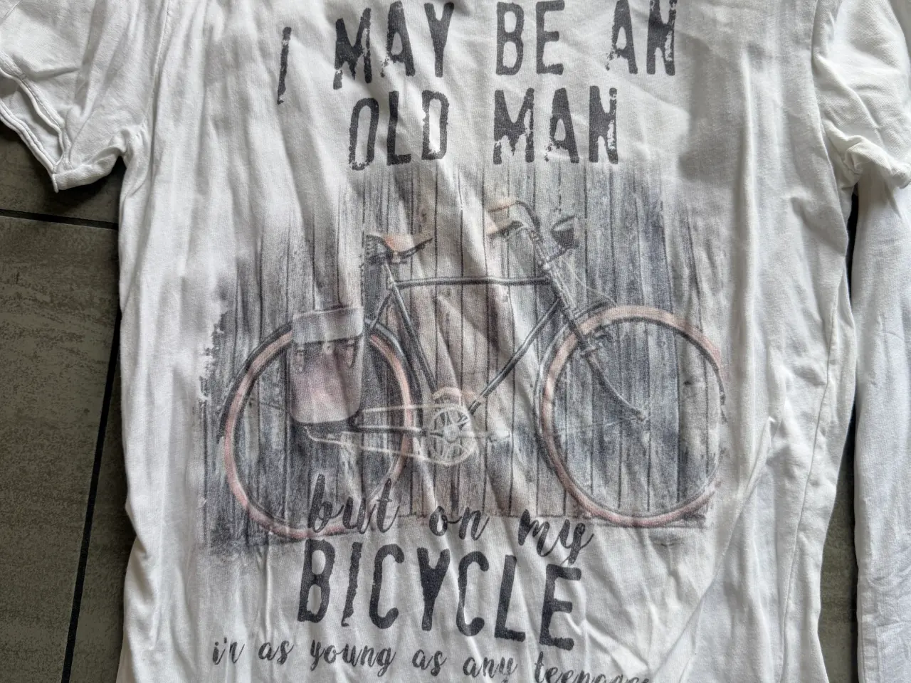 Billede 1 - T-shirt med cykel tekst og motiv, str. L