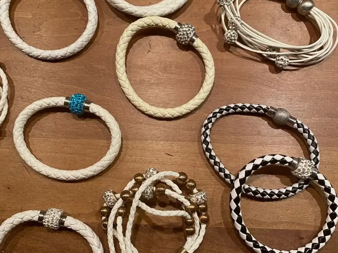 Billede 1 - Flotte hvide armbånd