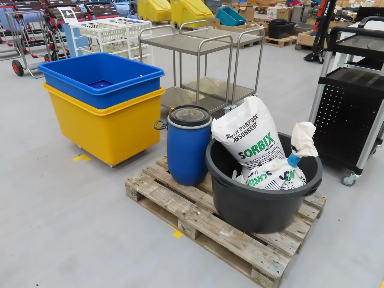 Billede 1 - Palle med indhold samt 2 stk. Plastikkasser