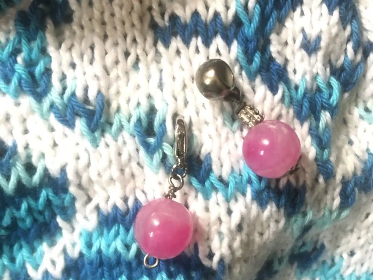 Billede 2 - Vedhæng med pink, marmoreret perle. Til armbånd.