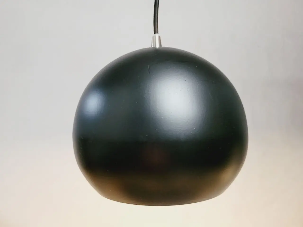 Billede 1 - Fin sort Ball loft lampe med stofledning
