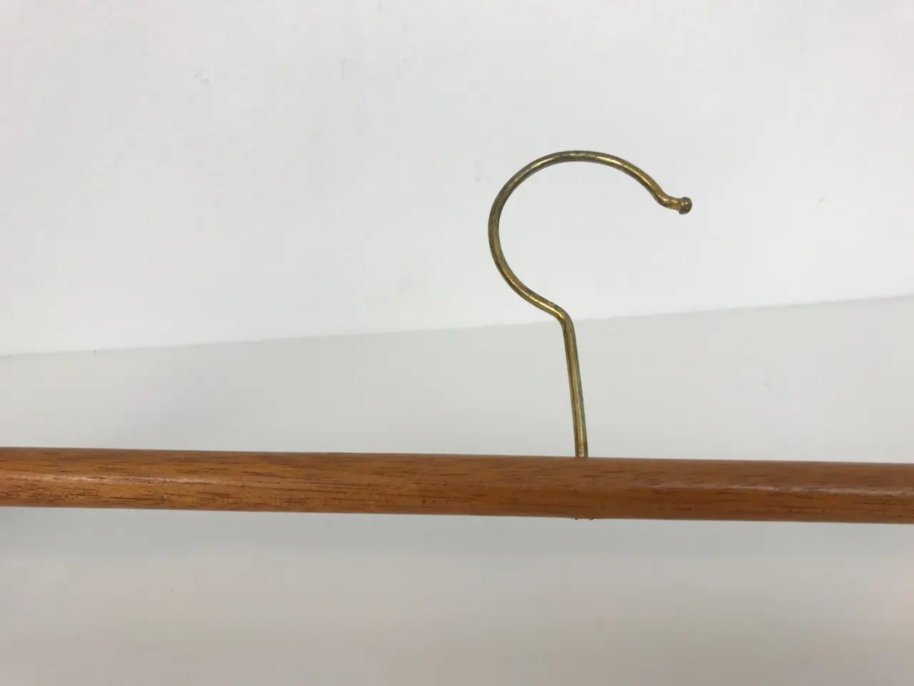 Billede 3 - Retro bøjle / ophæng i teak og messing