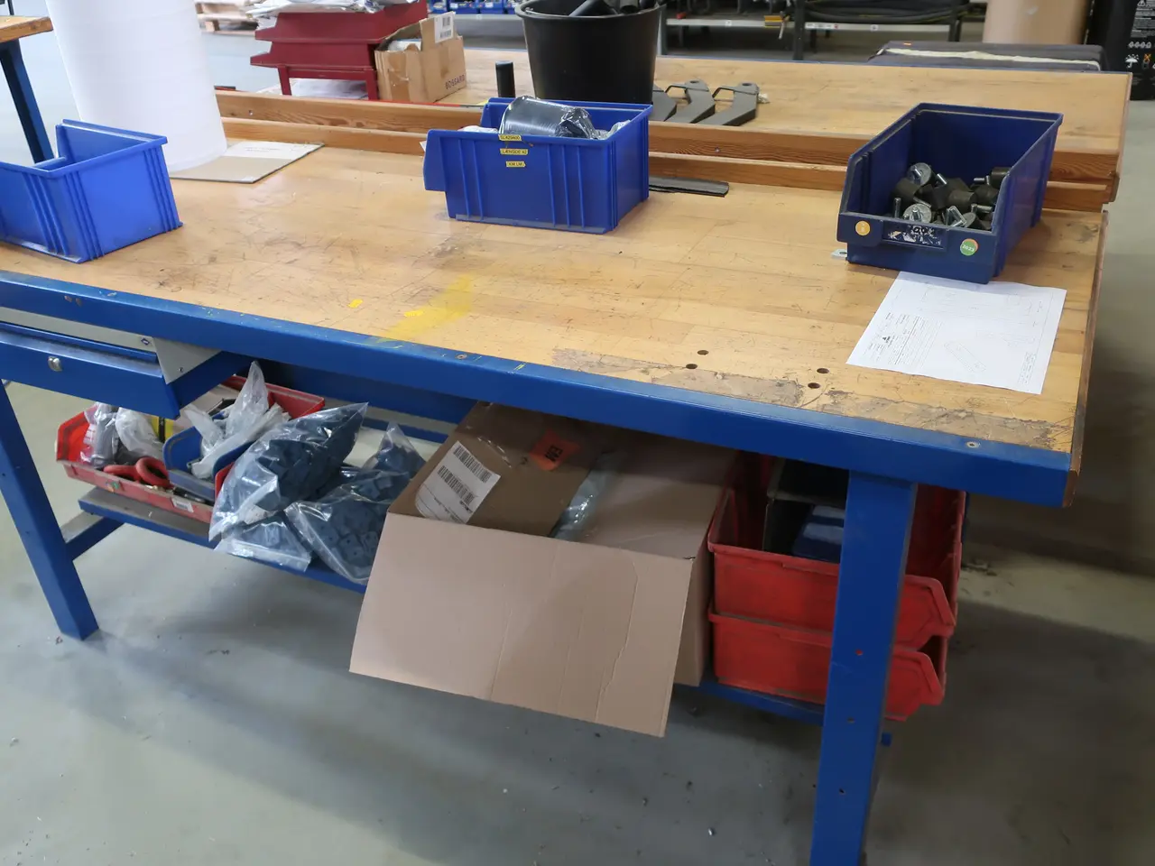 Billede 2 - Arbejdsbord med indhold